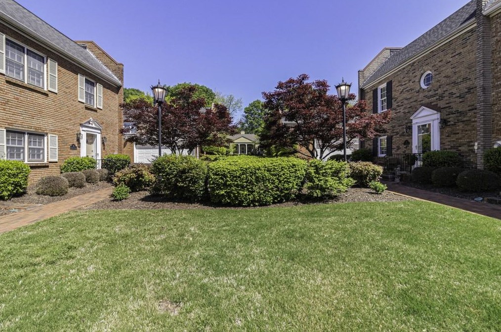 17 Sycamore Sq, Decatur GA  30030-1952 exterior