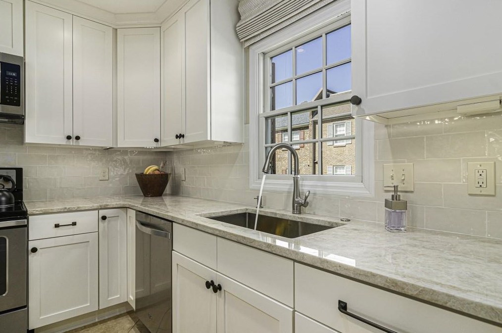 17 Sycamore Sq, Decatur GA  30030-1952 exterior