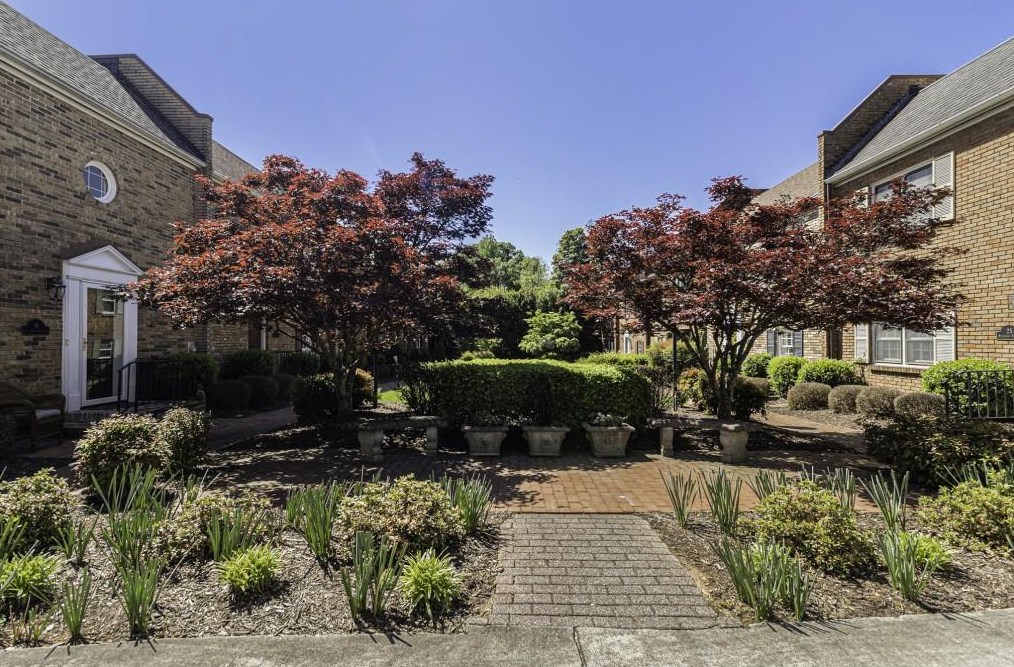 17 Sycamore Sq, Decatur GA  30030-1952 exterior