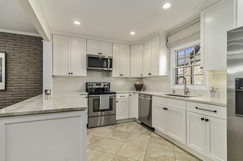 17 Sycamore Sq, Decatur GA  30030-1952 exterior