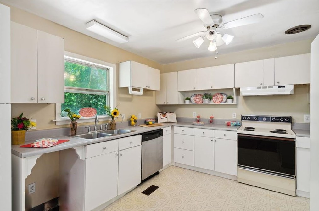 3879 Water Oak Way, Atlanta GA  30340-2535 exterior