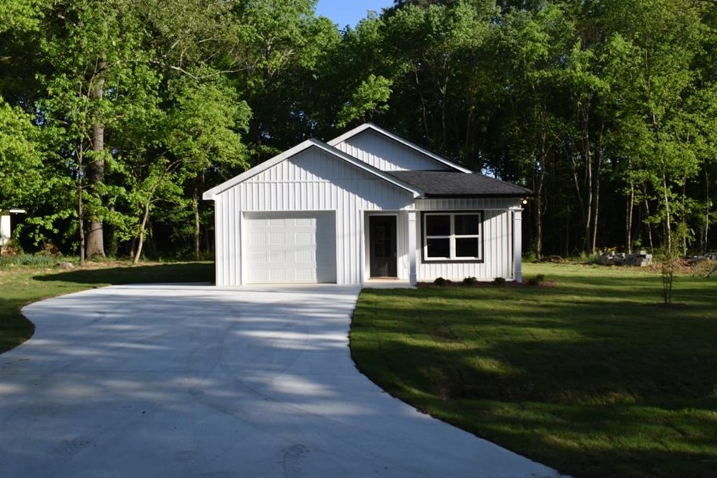 106 Azalea Dr, Calhoun, GA 30701-2904