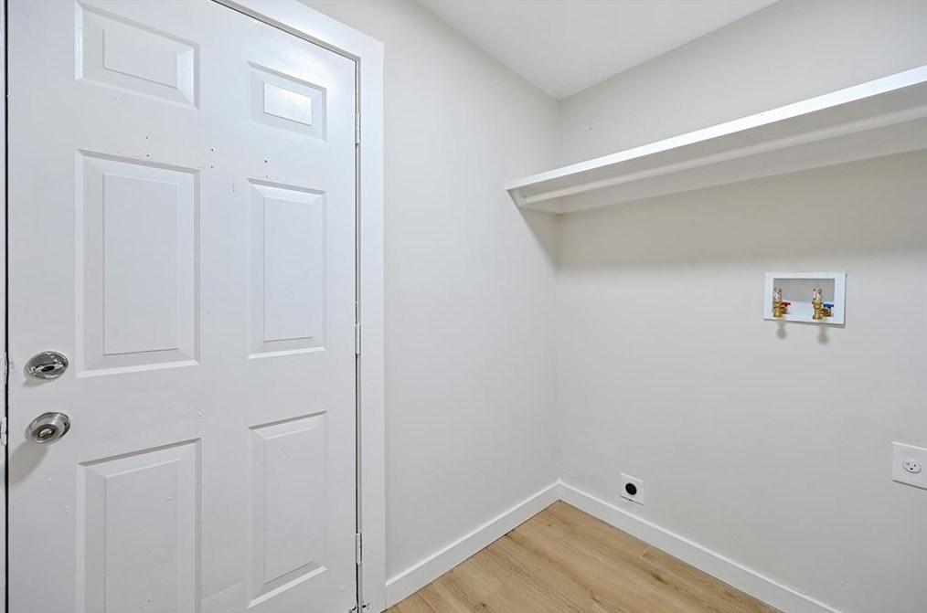 1087 Wedgewood Dr, Atlanta GA  30318-4553 exterior