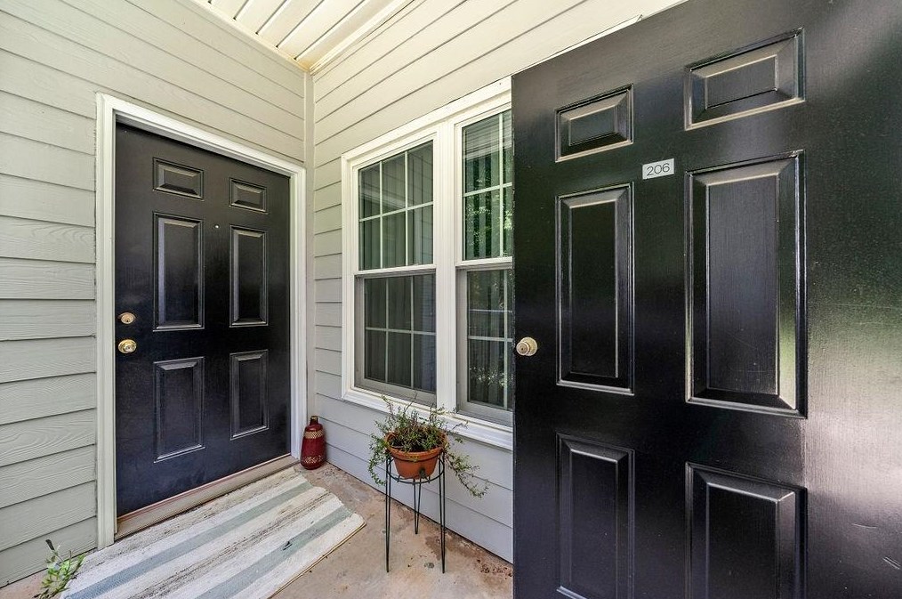 206 Streamside Dr, Roswell, GA 30076