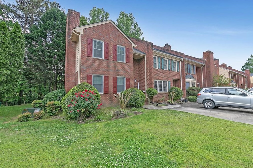 3132 Corner Oak Dr, Norcross, GA 30071-1581