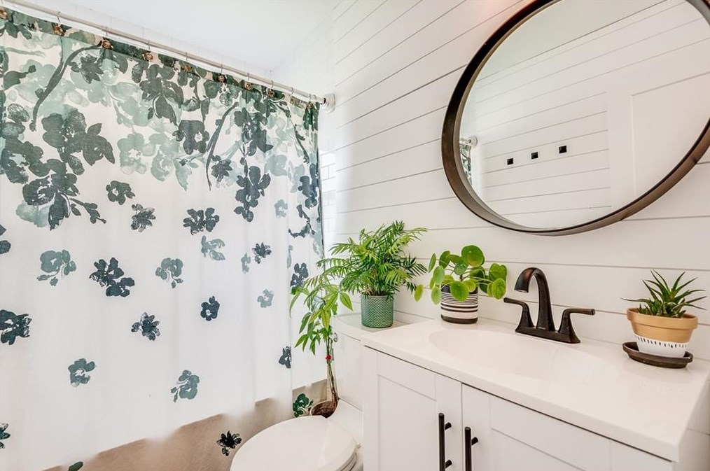 979 Oakview Dr, Smyrna GA  30080-4253 exterior