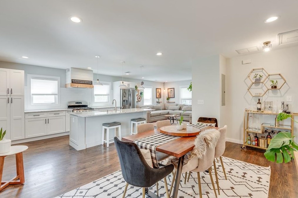 979 Oakview Dr, Smyrna GA  30080-4253 exterior