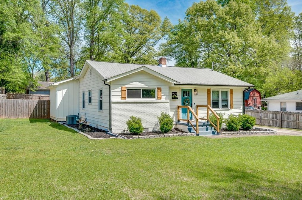 979 Oakview Dr, Smyrna GA  30080-4253 exterior