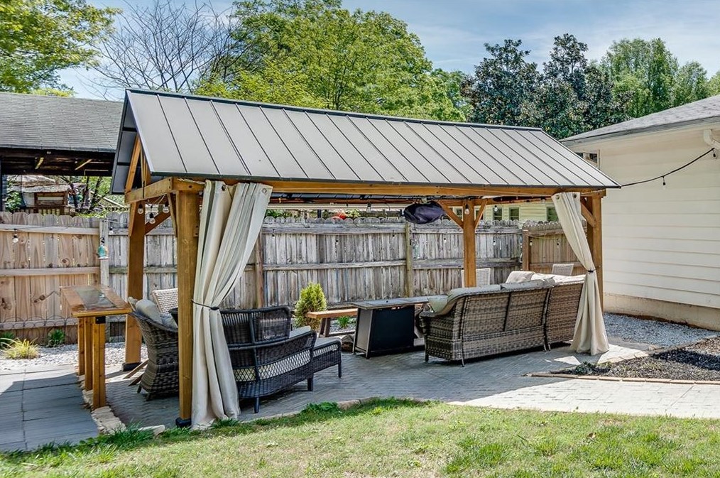 979 Oakview Dr, Smyrna GA  30080-4253 exterior