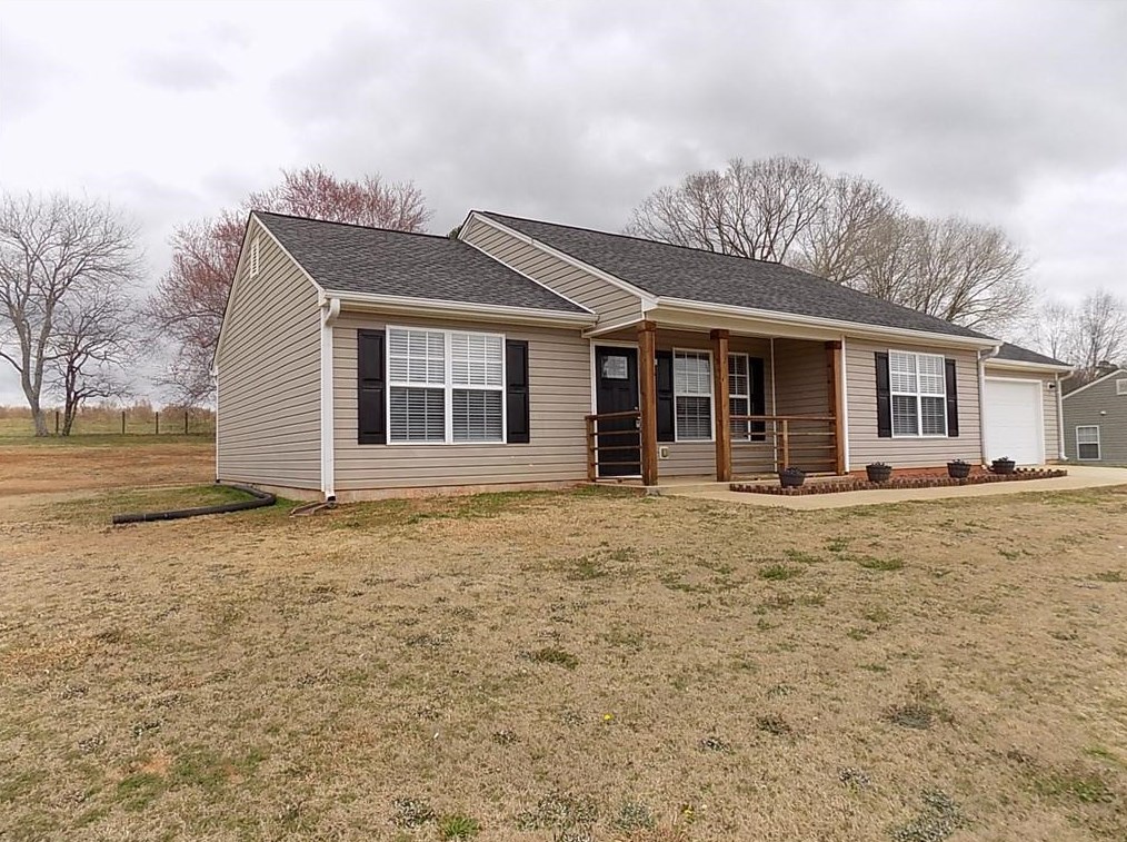424 Raymond Dr, Winder, GA 30680