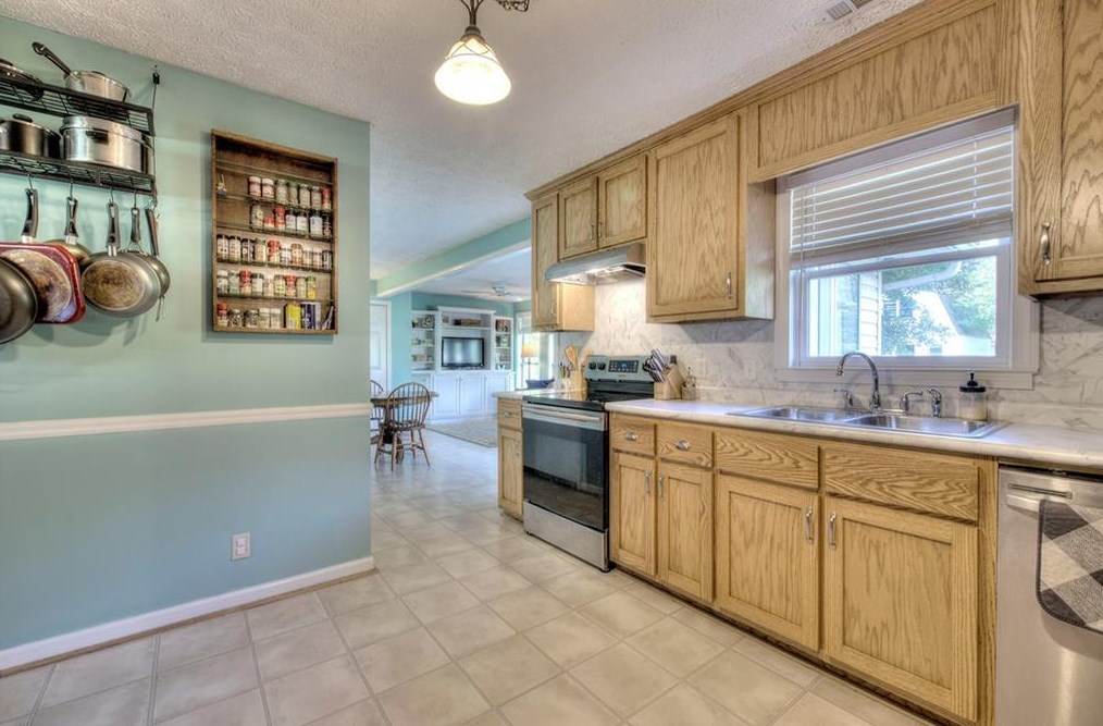 151 Cardinal Dr, Calhoun GA  30701-9302 exterior