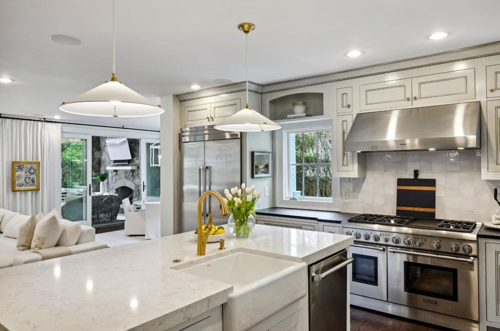 1694 Sussex Rd, Atlanta GA  30306-3062 exterior
