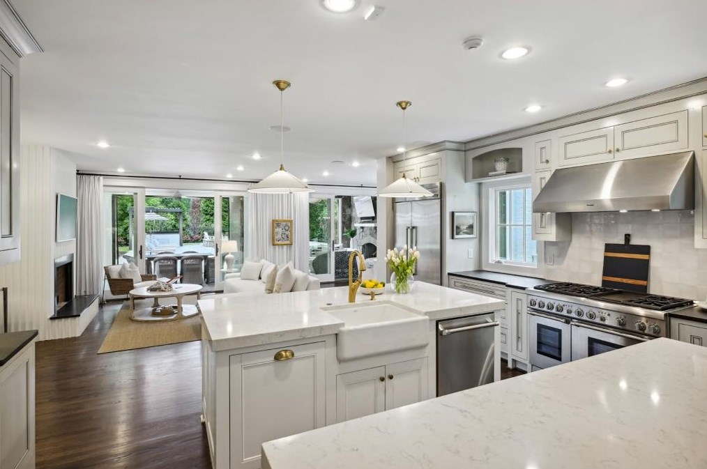 1694 Sussex Rd, Atlanta GA  30306-3062 exterior