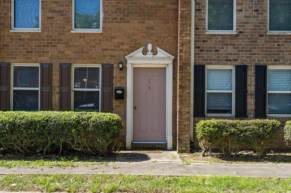 135 River Dr, Atlanta, GA 30350-1902