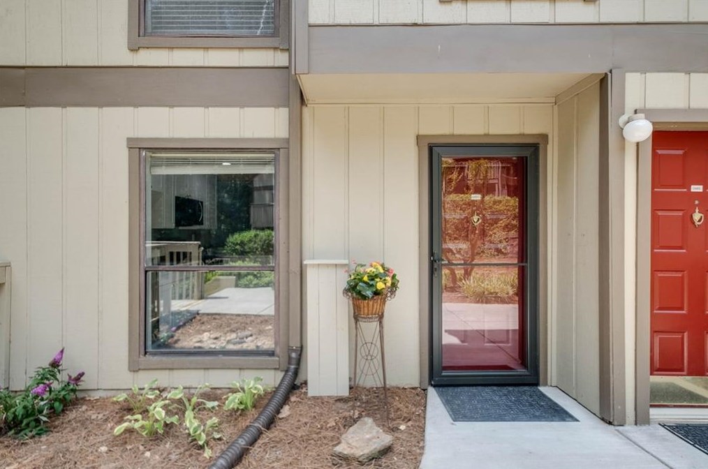 1602 Woodcliff Dr, Atlanta, GA 30350-3171