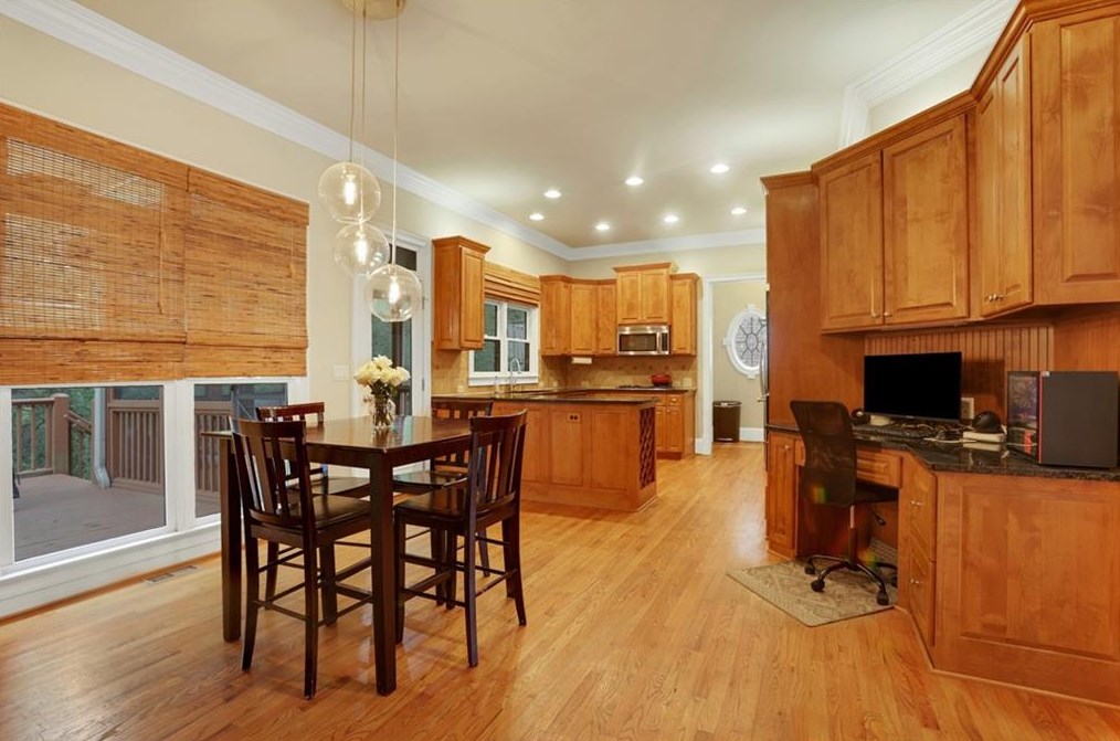 2451 Medlock Cmns, Decatur GA  30030-1599 exterior