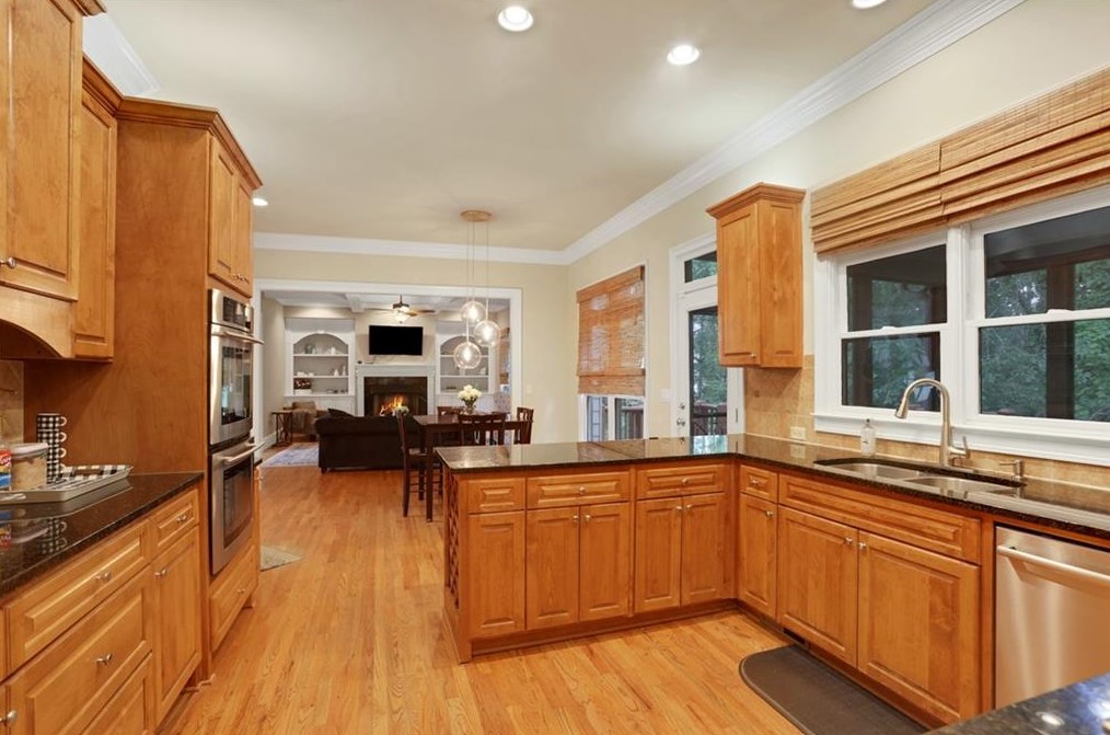 2451 Medlock Cmns, Decatur GA  30030-1599 exterior