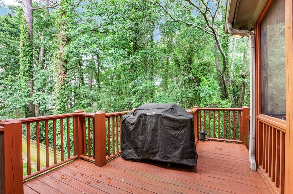 2451 Medlock Cmns, Decatur GA  30030-1599 exterior