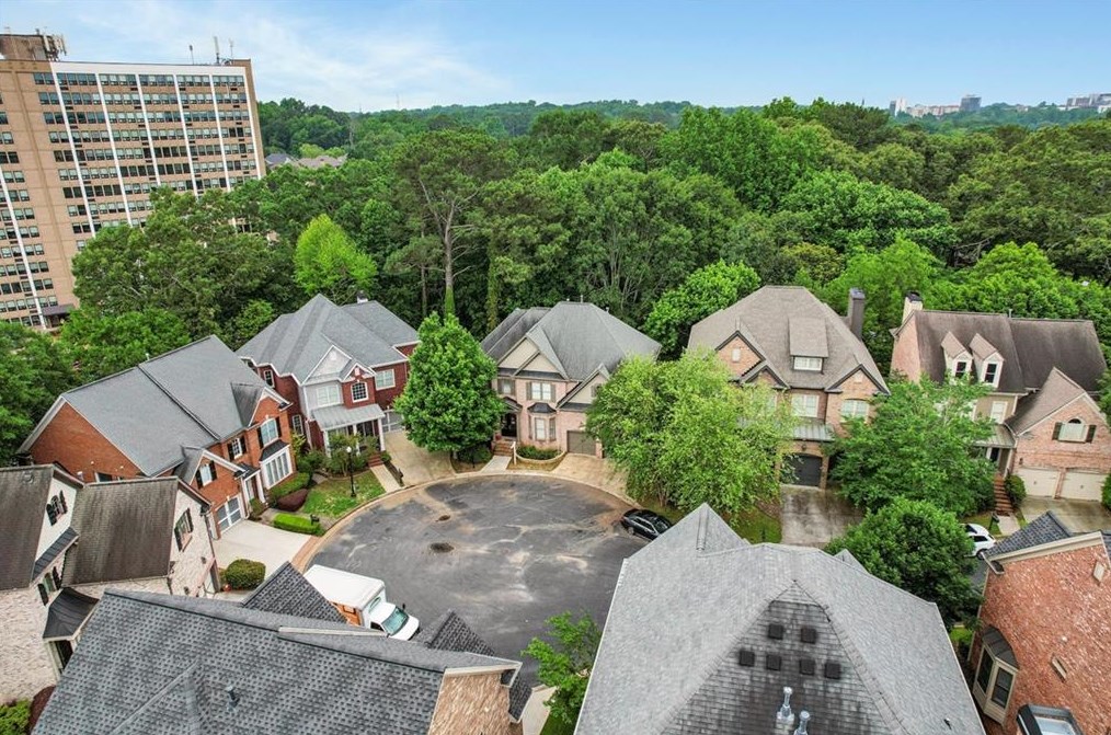 2451 Medlock Cmns, Decatur GA  30030-1599 exterior