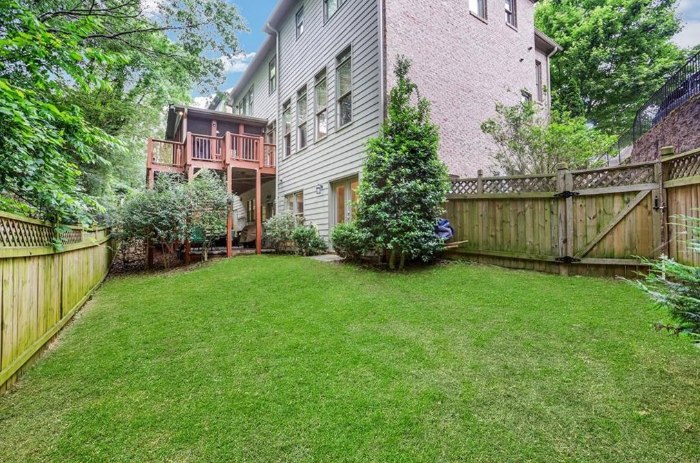 2451 Medlock Cmns, Decatur GA  30030-1599 exterior