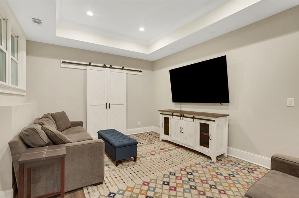 2451 Medlock Cmns, Decatur GA  30030-1599 exterior