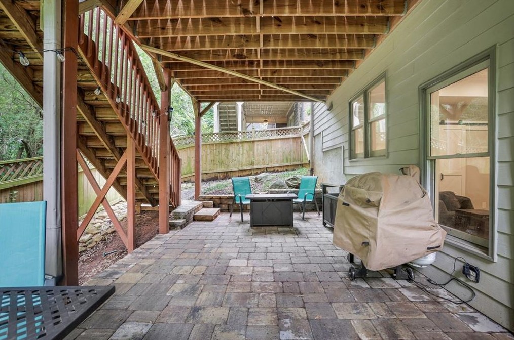 2451 Medlock Cmns, Decatur GA  30030-1599 exterior