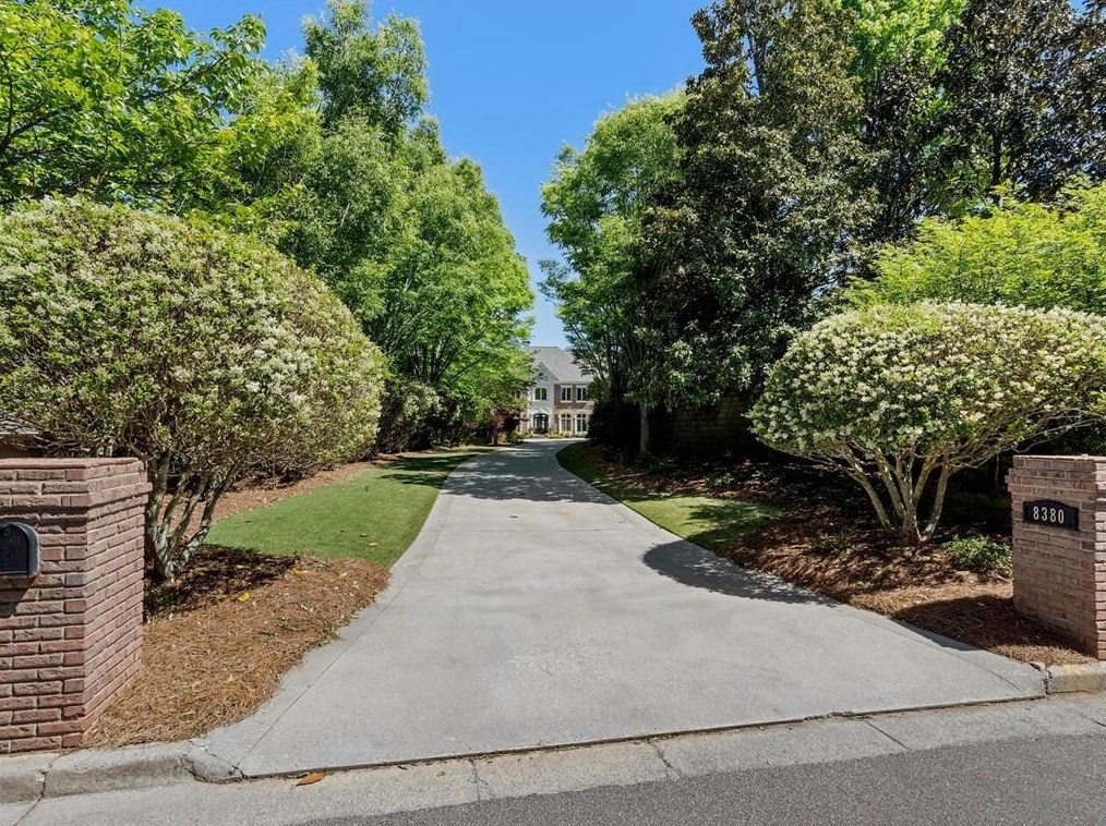 8380 Sentinae Chase Dr, Roswell, GA 30076-4498