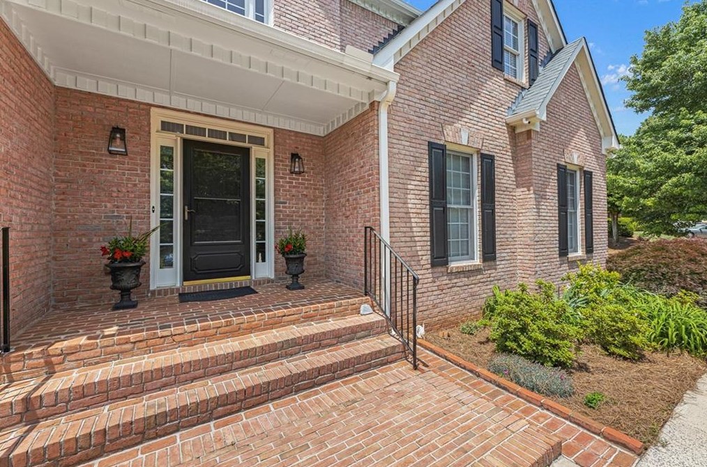 555 Summerhill Dr, Roswell, GA 30075-7141