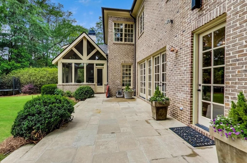 992 Wadsworth Dr, Atlanta GA  30318-1654 exterior