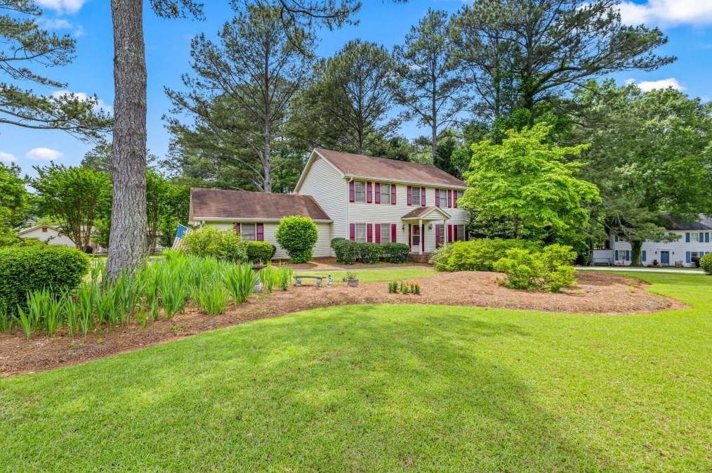 561 Club House Dr, Conyers, GA 30094