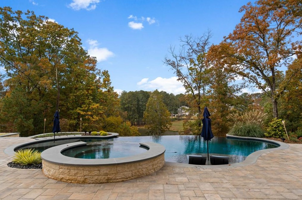 16038 Manor Club Dr, Alpharetta GA  30004-8848 exterior