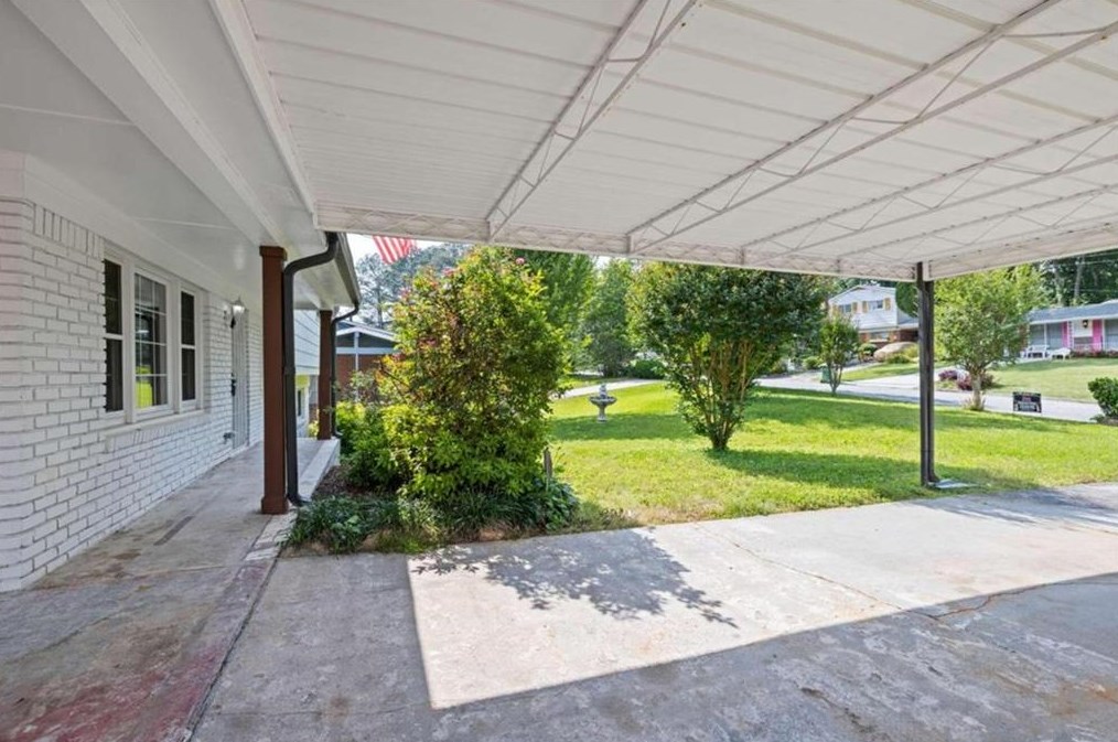 2984 Peek Rd, Atlanta GA  30318-6077 exterior