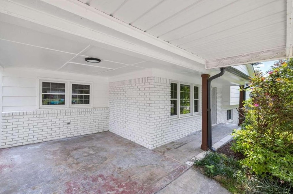 2984 Peek Rd, Atlanta GA  30318-6077 exterior