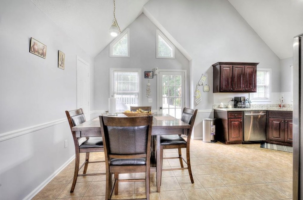 151 Twin Oaks Dr, Calhoun GA  30701-1720 exterior