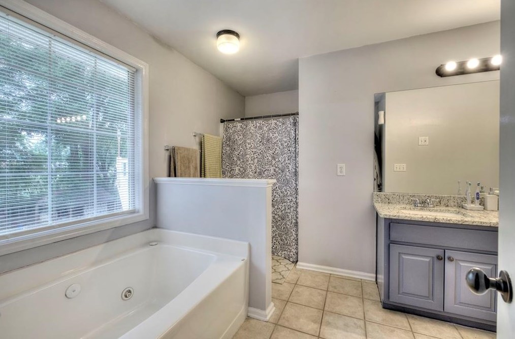 151 Twin Oaks Dr, Calhoun GA  30701-1720 exterior