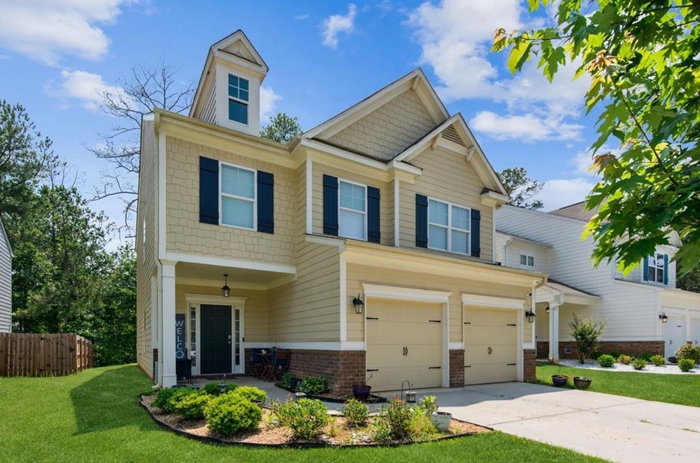 1011 Shadow Glen Dr, Fairburn, GA 30213
