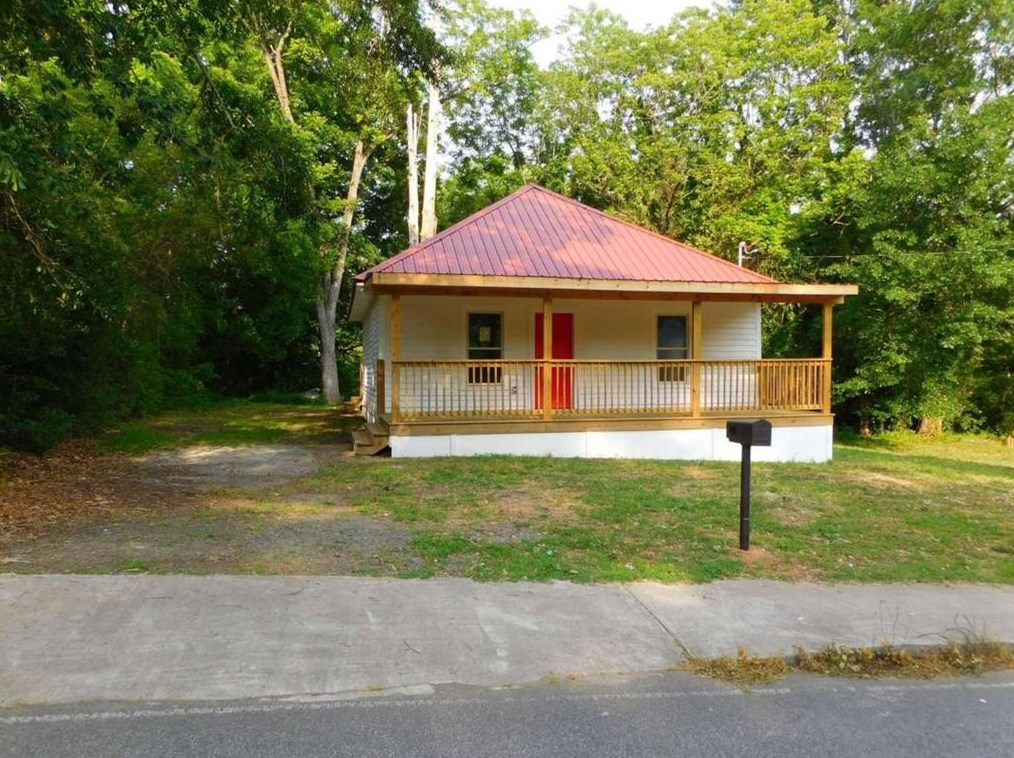249 S Hill St, Toccoa, GA 30577