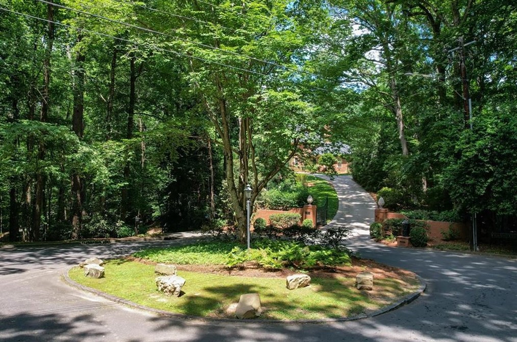 6000 Winterthur Rdg, Atlanta GA  30328-4629 exterior