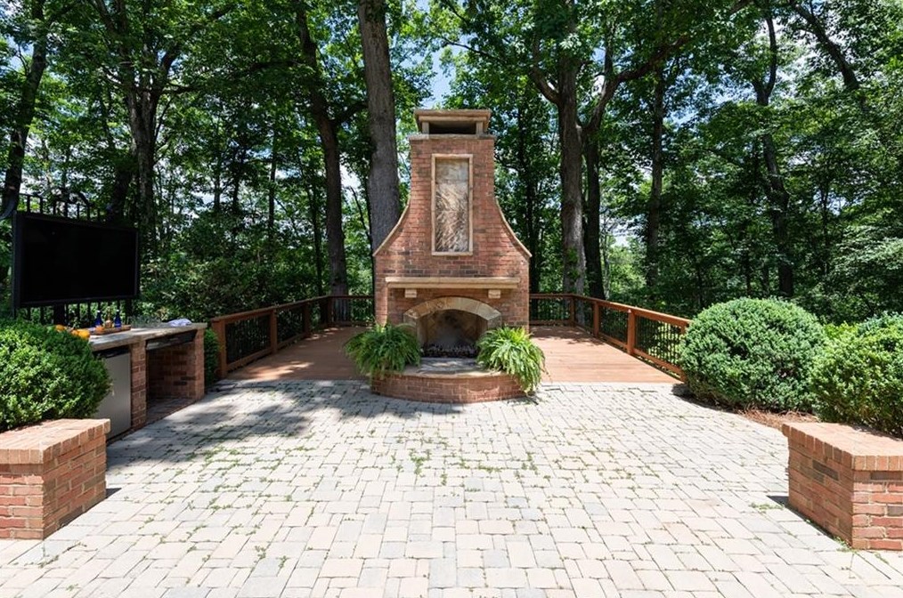 6000 Winterthur Rdg, Atlanta GA  30328-4629 exterior