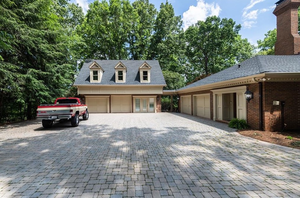 6000 Winterthur Rdg, Atlanta GA  30328-4629 exterior