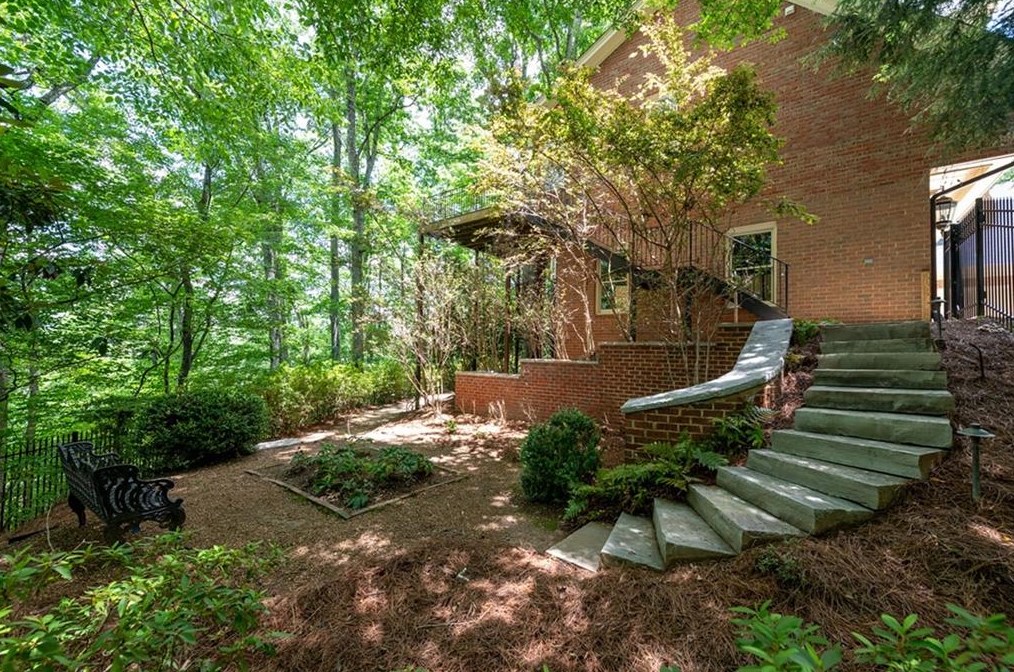 6000 Winterthur Rdg, Atlanta GA  30328-4629 exterior
