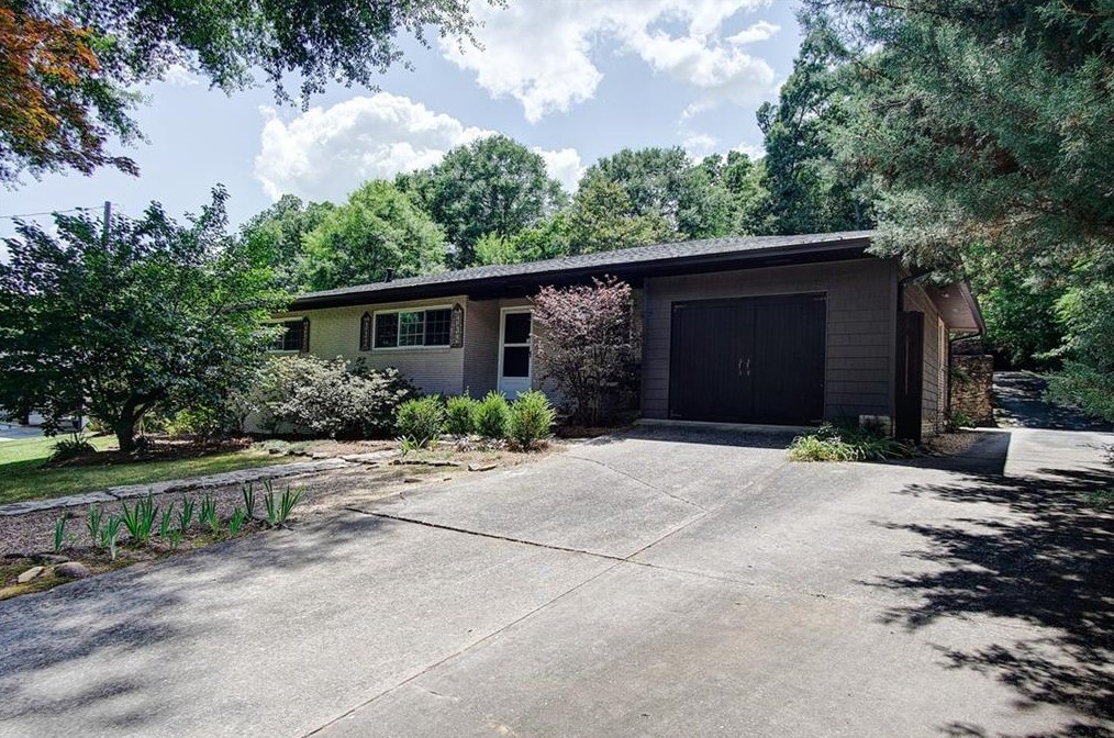 221 Hillcrest Dr, Calhoun, GA 30701