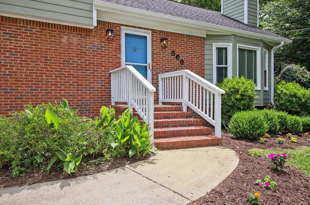 869 Cinderella Ct, Decatur, GA 30033-5811