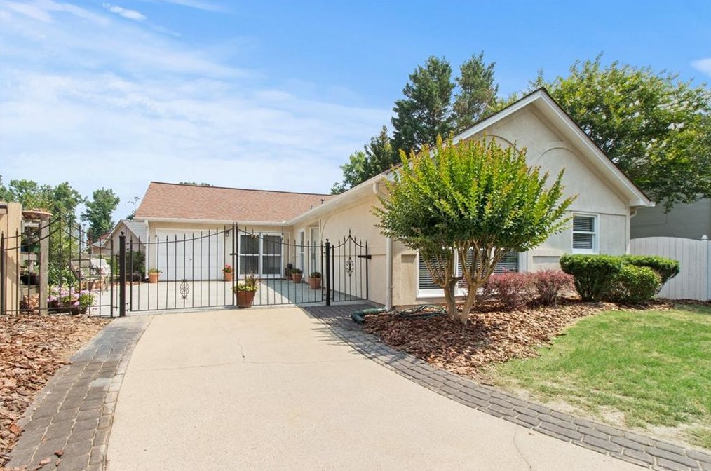 1015 Essex Ct, Alpharetta, GA 30004-3811