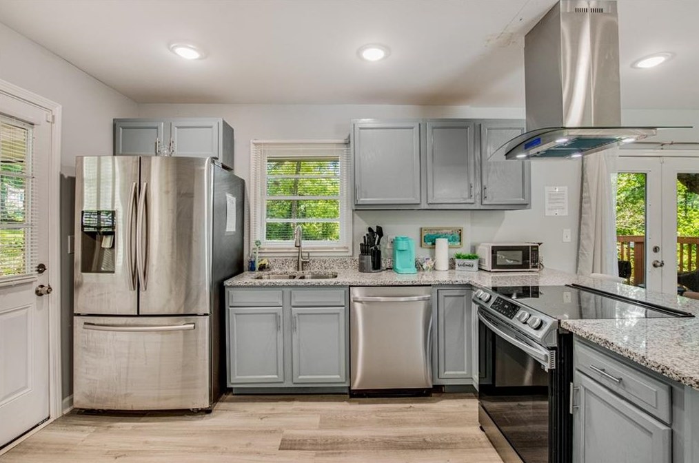 1568 Woodland Cir, Atlanta GA  30344-2740 exterior