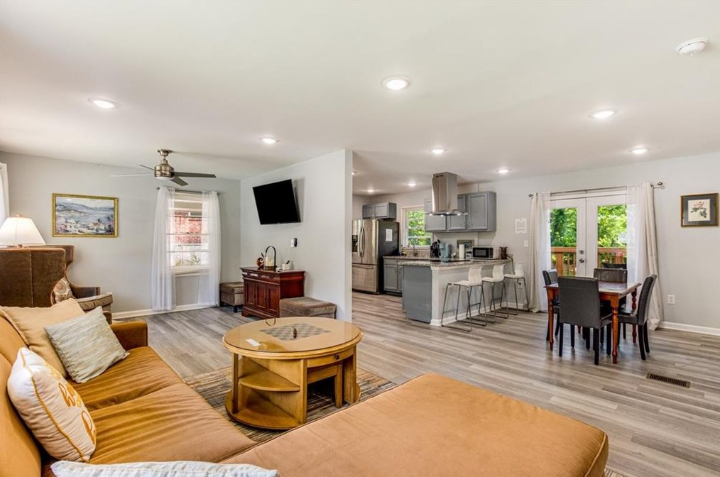 1568 Woodland Cir, Atlanta GA  30344-2740 exterior