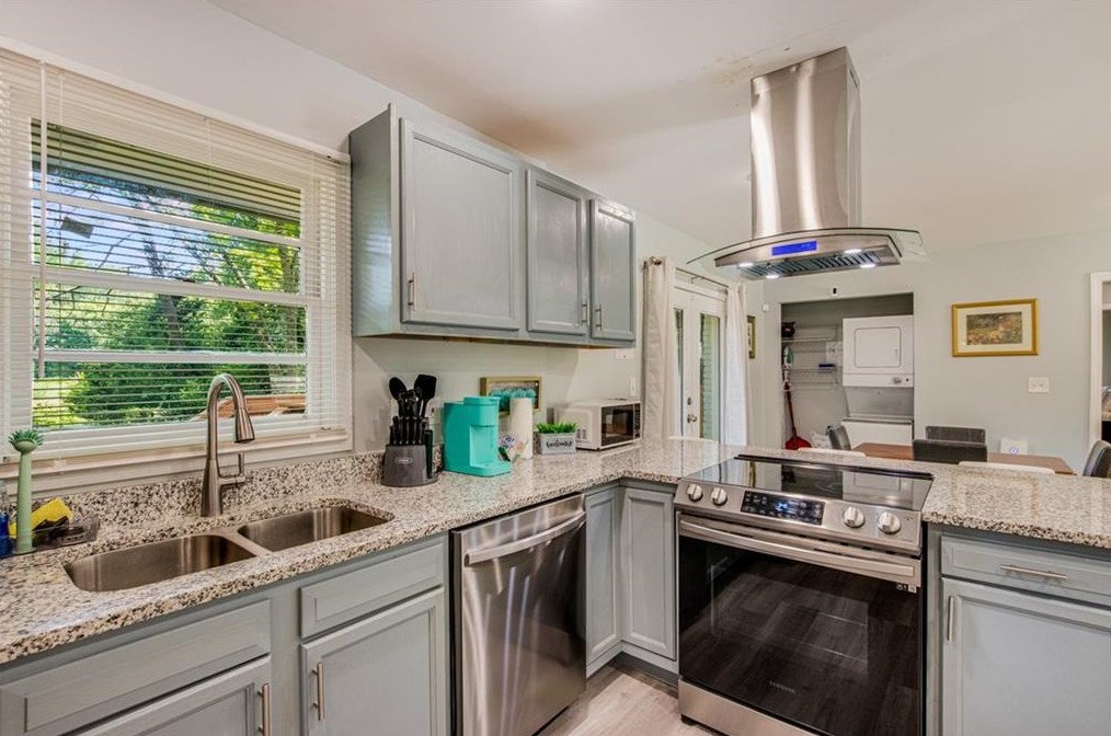 1568 Woodland Cir, Atlanta GA  30344-2740 exterior