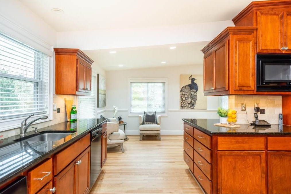 1373 Sheffield Dr, Atlanta GA  30329-3420 exterior