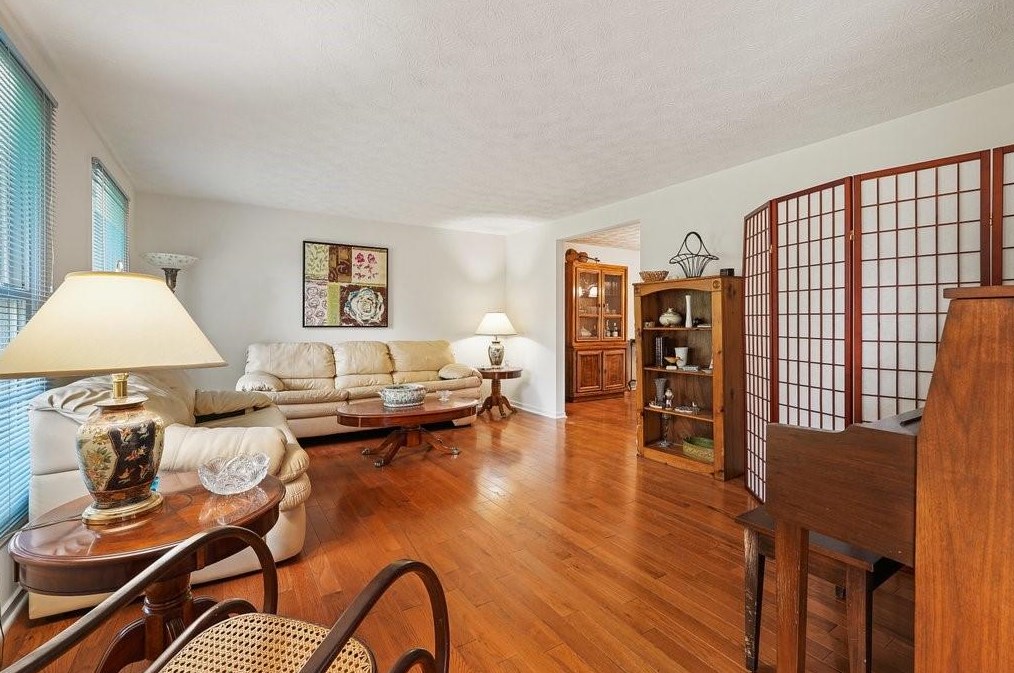 225 Sailwind Ct, Roswell, GA 30076-2925