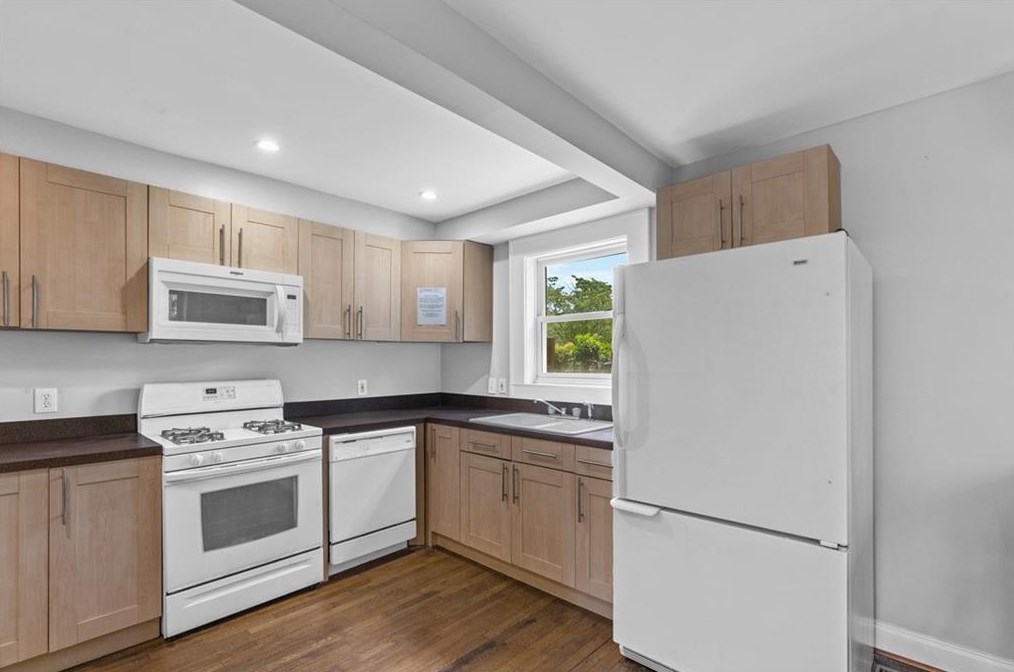 2595 Woodland Cir, Atlanta GA  30344-2738 exterior